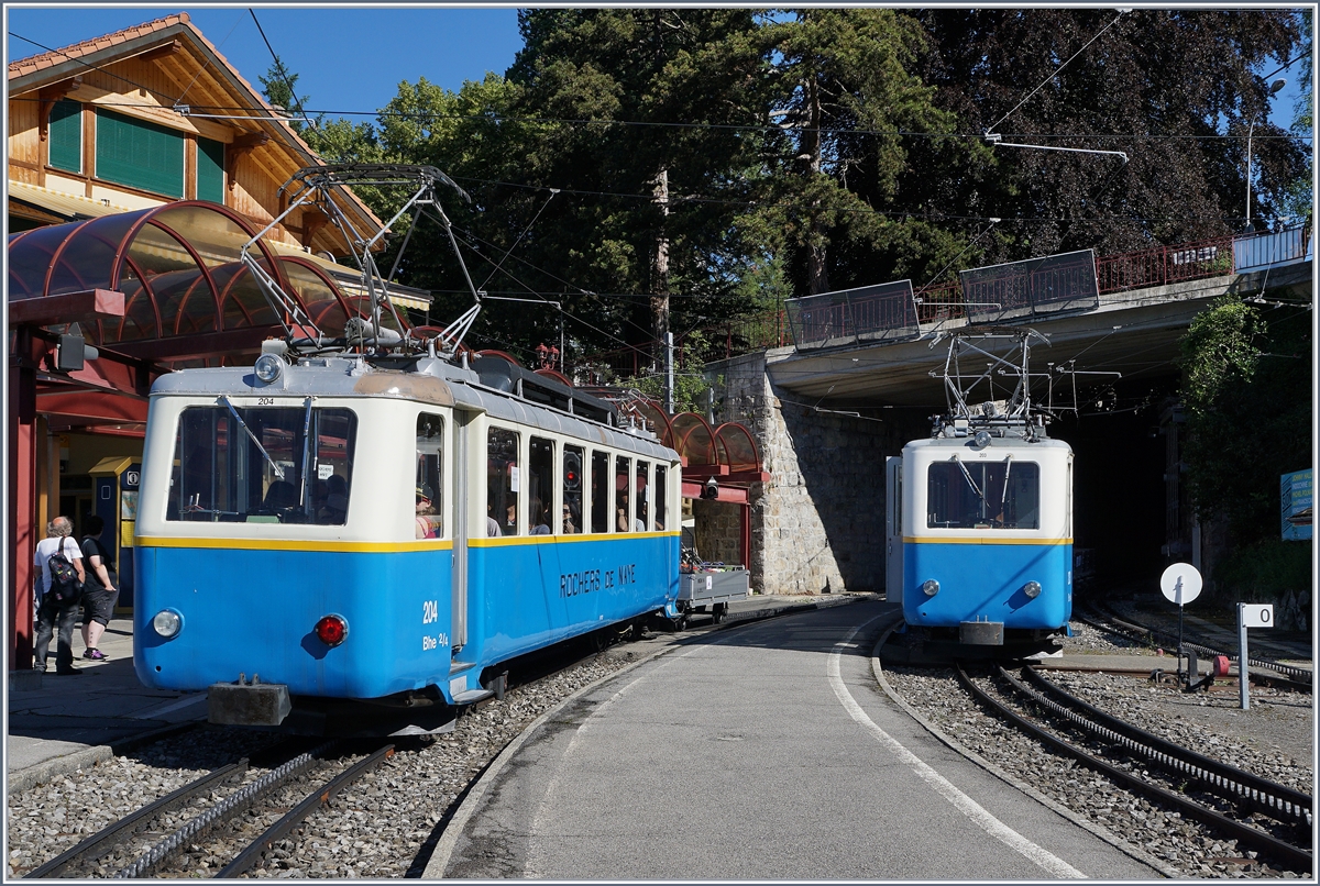 Dank dem  Rochers-De Naye  Lauf, dem ohnehin sonnigen Sonntag und der Werkstatt- Aufenthaltbedingten Abwesenheit des Bhe 4/8 305 waren an diesem 3. Juli alle drei noch vorhanden Bhe 2/4 im Einsatz: hier begegnen sich die Bhe 2/4 204 und 203 in Glion.
3.7.2016