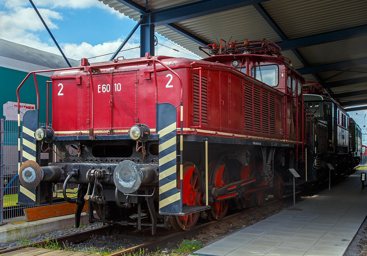 Das „Bügeleisen“ E 60 10 bzw. die DB 160 010-5 (97 80 8 160 010-5 D-DB) am 09.04.2016 im DB Museum Koblenz. 

Die E 60 wurde 1932 von AEG unter der Fabriknummer 4706 gebaut und als E 60 10 an die Deutschen Reichsbahn (erstes BW war Rosenheim) geliefert. Im Jahr 1968 wurde sie in 160 010-5 umgezeichnet, die Ausmusterung aus dem aktiven Dienst erfolgte 1977 in Garmisch-Partenkirchen.

Die Elektrolokomotiven der Baureihe E 60 der Deutschen Reichsbahn (seit 1968: DB-Baureihe 160) waren als elektrische Rangierlokomotiven konzipiert und standen von 1927 bis 1983 im Plandiensteinsatz.


Geschichte:
In den 1920er Jahren wurden die Strecken rund um München durch die Reichsbahn elektrifiziert. Da man auch den unwirtschaftlichen Rangierbetrieb mit Dampfloks durch Elloks ablösen wollte, entstand in den großen Bahnhöfen ein Bedarf an elektrischen Rangierlokomotiven. Aus diesem Grund bestellte die Reichsbahn im Jahr 1926 zwei elektrische Rangierloks. Die Bestellung war an die Bedingung geknüpft, dass beim Bau der Lokomotiven möglichst viele Bauteile der Baureihen E 91 und E 52 verwendet werden, um die Unterhaltung wirtschaftlicher gestalten zu können.

So entsprachen denn auch die drei stangengekuppelten Treibachsen mit Blindwelle und der Antrieb mit dem Doppelmotor und den Schrägstangen Bauart Winterthur einer halben E 91. Die Leistungsübertagung erfolgte von der Bildwelle mittels Schrägstangen auf die äußere Achse und von dieser über Kuppelstangen auf die beiden anderen angetriebene Achsen. Aus Gründen der Lastverteilung kam eine Bisselachse (Laufachse) hinzu. Der Aufbau bestand aus einem sehr kurzen, niedrigen Vorbau, dem Führerhaus, auf dessen Dach der Stromabnehmer angebracht war, und einem langen, niedrigen Vorbau hinten, der zum Ende hin abgeschrägt war. Diesem unsymmetrischen Gehäuse verdankten die Lokomotiven ihren Spitznamen Bügeleisen.

AEG lieferte E 60 01 und 02 im Jahr 1927, 1928 folgten weitere fünf Maschinen und 1934 eine dritte Serie von sieben Loks. Die Lokomotiven E 60 01 bis 12 wurden elektrisch und mechanisch von AEG gebaut, bei E 60 13 und 14 stammte der elektrische Teil von SSW. Die Lokomotiven wurden bei den Betriebswerken München Hbf, Rosenheim und Garmisch stationiert. Im Laufe der Zeit kamen die E 60 jedoch auf allen elektrifizierten großen Bahnhöfen Bayerns zum Einsatz, ab 1938 auch in Österreich. Bei Kriegsende befanden sich sieben Loks in Österreich, diese wurden jedoch 1945 und 1946 an die Deutsche Bundesbahn zurückgegeben.

Ende der 1950er Jahre wurden die Lokomotiven grundlegend von der Deutsche Bundesbahn modernisiert. Sie erhielten u. a. Rangierübergänge an beiden Lokenden, eine umfangreiche Modernisierung der elektrischen Ausrüstung sowie zusätzliche seitliche Führerstandsfenster. 1964 kamen E 60 05 und 06 nach Heidelberg. 

Im Jahr 1976 strich die Deutsche Bundesbahn die Baureihe 160 aus dem Unterhaltungsbestand, 1977 wurden die ersten zwei Maschinen ausgemustert, 1980 standen nur noch drei Lokomotiven im Dienst, diese waren die 160 003 in Freilassing sowie die 160 009 und 012 in Heidelberg. Am 31. August 1983 wurde mit 160 012 die letzte Lokomotive der Baureihe 160 mangels Ersatzteilen nach einem Stangenbruch ausgemustert.

TECHNISCHE DATEN der BR 150:
Gebaute Anzahl: 14
Spurweite: 1.435 mm (Normalspur)
Achsformel: 1’C
Länge über Puffer: 11.100 m
Drehzapfenabstand: 9.700 mm
Höhe: 3.850 mm
Achsabstände: 1.500 / 3.000 / 2.100 mm
Treibraddurchmesser: 1.250 mm (neu)
Laufraddurchmesser vorn: 850 mm (neu)
Dienstgewicht: 72,5 t
Radsatzfahrmasse: 19,3 t
Höchstgeschwindigkeit: 	55 km/h
Stundenleistung: 1.074 kW (1.460 PS)
Dauerleistung: 830 kW
Anfahrzugkraft: 150 kN
Stromsystem: 	15 kV 16⅔ Hz AC (Wechselstrom)
Anzahl der Fahrmotoren: 1 Doppelmotor
