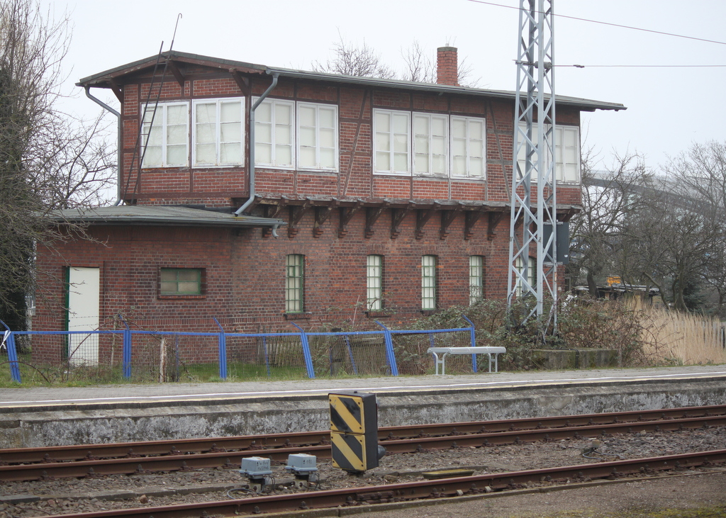 Das alte Stellwerk in Warnemünde, noch steht es aber bei der Sperrung von Oktober 2019 bis Mai 2020 soll es wohl weg.23.03.2019