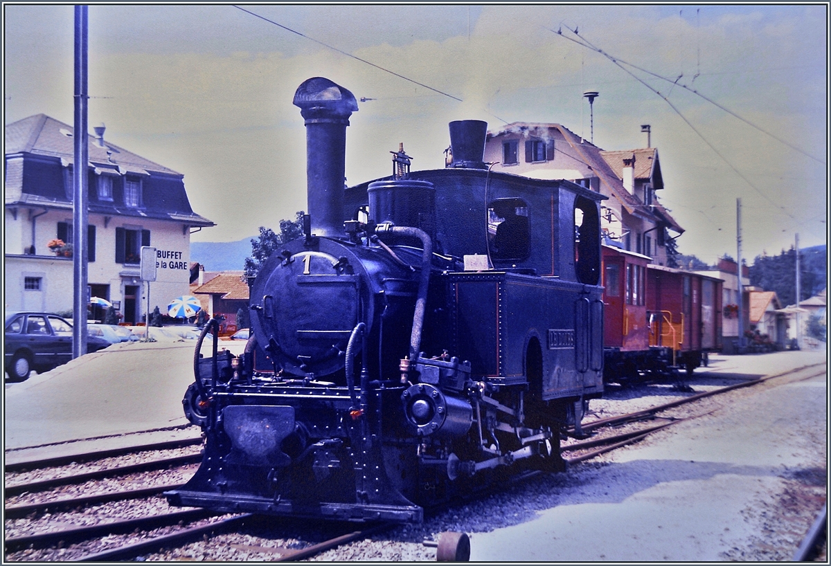 Das Bild ist nicht ganz so alt wie es scheint, und die kleine, nur 5,1 Meter  lange  Dampflok G 3/3 N° 1  Le Doubs  gehörte sogar einige Jahre der SBB...

1890 unter der Fabriknummer 618 von der SLM gebaut, wurde sie von der R-d-B (Régional des Brents) mit zwei weiteren Loks in Betrieb genommen. Nach der Elektrifizierung der Strecke Le Locle - Les Brents 1950 wurde sie Lok der SBB übergeben, mit dem Zweck, sie dem Verkehrshaus der Schweiz in Luzern weiter zu reichen, wobei dann die Lok ab 1973 Leihweise zur Blonay-Chamby Bahn kam. Ab 1976 ging sie in den Besitz der B-C über. 
Auch weitere Bahnen wie die z.B die WB oder FW erhielten Loks dieser Bauart. 

Das Bild zeigt die G 3/3 N° 1 Le Doubs in Blonay beim Umsetzen. 

Die Analogaufnahme stammt vom August 1985
