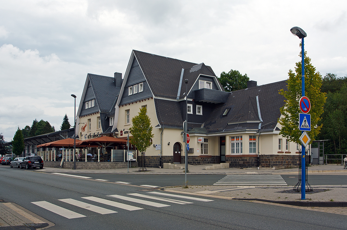 
Das ehemalige Empfangsgebäude vom Bahnhof Bad Berleburg (das Gebäude selbst ist heute privat), es ist die Endstation der 1911 eröffneten  Rothaarbahn  (KBS 443), hier am 10.08.2014. 

In dem Gebäude ist heute ein Restaurant hier leckere und reichhaltige Speisen, auch die Terasse eignet sich bestens zum Verweilen bei einem Kaffee.