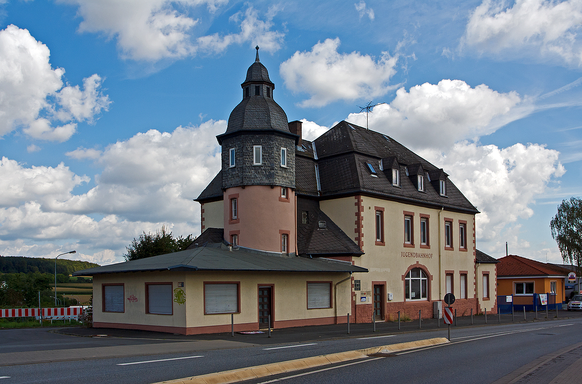 
Das Ehemalige Empfangsgebäude vom Bahnhof Butzbach-Ost der Butzbach-Licher Eisenbahn (BLE), seit 2005 Hessischen Landesbahn GmbH (HLB), hier am 20.08.2014. Die Gleise liegen noch, und sind der HLB, die diese für die Anfahrt von der Main-Weser-Bahn zu ihrer Werkstatt (die etwa 100 m weiter ist) nutzt.
