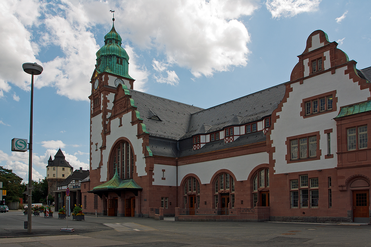 
Das Empfangsgebude vom Bahnhof Bad Homburg von der Straenseite am 11.08.2014. 

Der Bahnhof Bad Homburg liegt bei km 19,0 an der Homburger Bahn (KBS 645.5) und wurde am 26. Oktober 1907 in Betrieb genommen. Dieser neue Durchgangsbahnhof in Bad Homburg ersetzte zwei ltere Bahnhfe. 

Homburg vor der Hhe (Alt), einer dieser Kopfbahnhfe, lag an der Stelle des heutigen Rathauses und war als Endstation der Strecke von Frankfurt am Main im Jahr 1860 durch die Homburger Eisenbahn-Gesellschaft (HEG) erffnet worden. Der zweite Bahnhof war Homburg vor der Hhe (Neu), dieser war auch ein Kopfbahnhof fr die, 1895 durch die Preuische Staatsbahn, errichtete Strecke von Homburg ber Friedrichsdorf nach Usingen. Beide Bahnhfe trennte eine Entfernung von 200 bis 300 Meter. Sie waren nur ber ein Gleis verbunden, das Rangierverkehr ermglichte.

Homburg vor der Hhe war eine beliebte Sommerresidenz von Kaiser Wilhelm II. So war die Situation mit zwei Bahnhfen nicht nur betrieblich unbefriedigend, sie entsprach auch nicht dem kaiserlichen Reprsentationsbedrfnis. Deshalb wurde zwischen 1905 und 1907 dieser neue Durchgangsbahnhof errichtet, der die nach Homburg fhrenden Bahnstrecken miteinander verband. Der Name des Bahnhofs „Homburg vor der Hhe“ lautet ab 1913 „Bad Homburg“, nachdem der Zusatz „Bad“ 1912 dem Namen der Stadt beigefgt worden war.

hnlich wie in anderen Residenz- oder Kurorten bekam der neue Bahnhof einen Frstenbahnhof – also ein separates Empfangsgebude – fr „hchste und allerhchste Herrschaften“ an Gleis 1. So hat der Bahnhof neben den vier Bahnsteiggleisen auch einen ehemaligen Sonderbahnsteig (Gleis 1).