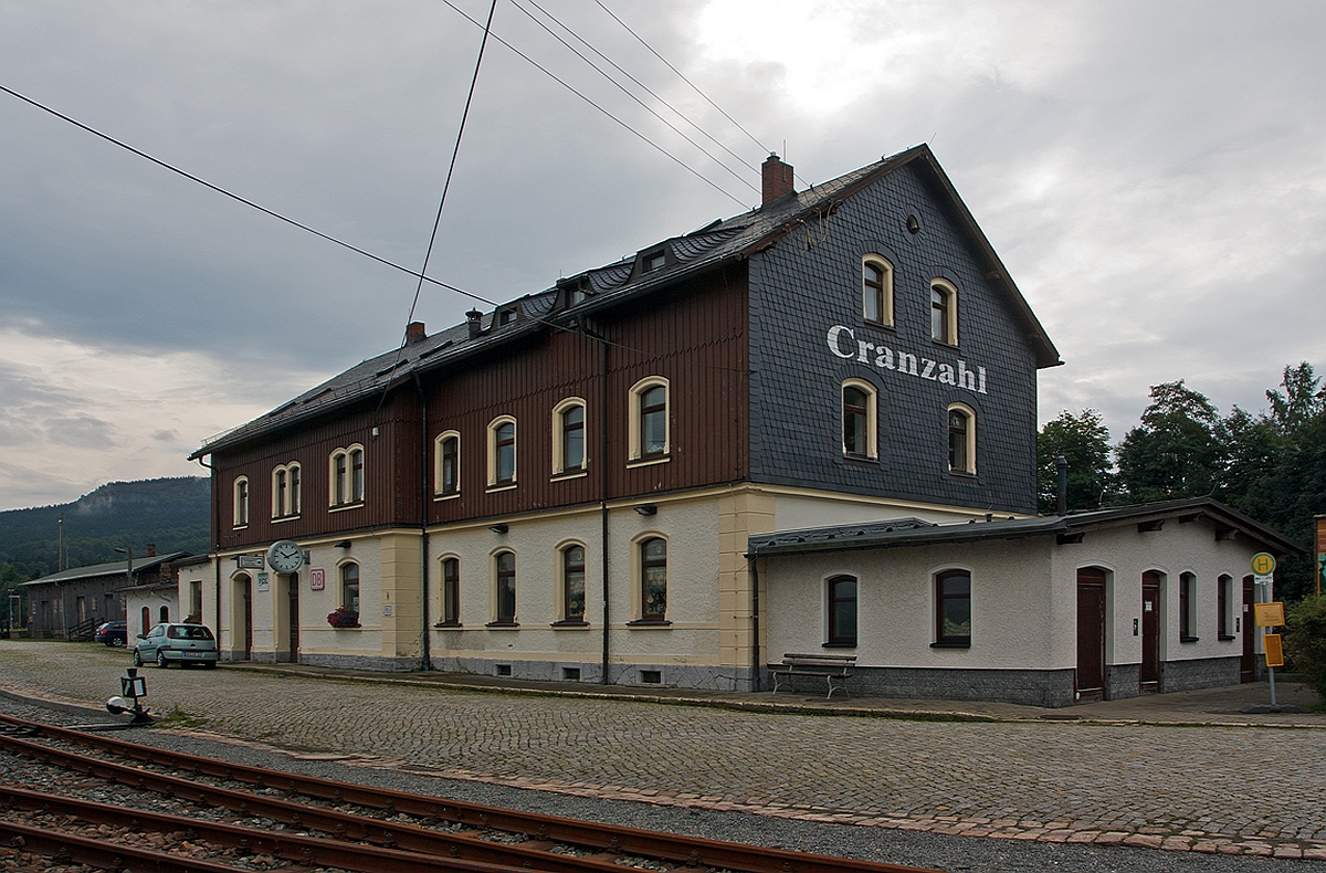 
Das Empfangsgebäude vom Bahnhof Cranzahl  im Erzgebirgskreis in Sachsen am 26.08.2013. 

Die Station liegt an km 10,56 der normalspurigen Bahnstrecke VejprtyࠓAnnaberg-Buchholz unt Bf  (KBS 517) und ist Ausgangspunkt (km 0,0) der 750 mm Schmalspurbahn CranzahlࠓKurort Oberwiesenthal (KBS 518  Fichtelbergbahn ). 

Cranzahl erhielt an der am 3. August 1872 eröffneten Bahnstrecke WeipertࠓAnnaberg einen Bahnanschluss. 1880 wurde der erste Teil des heutigen Empfangsgebäudes errichtet, mit dem  Bau der Schmalspurbahn wurde auch der Bahnhof erweitert (1897).

Im Vordergrund liegen die Anschlußgleise zur Rollgrube und dem BW der Schmalspurbahn.
