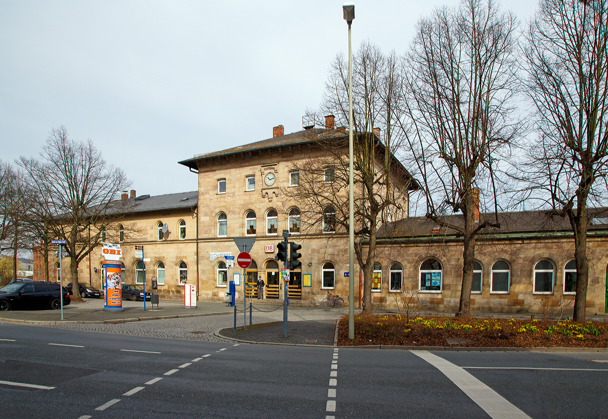 
Das Empfangsgebude vom Bahnhof Kulmbach (Oberfranken) am 27.03.2016, von der Straenseite.