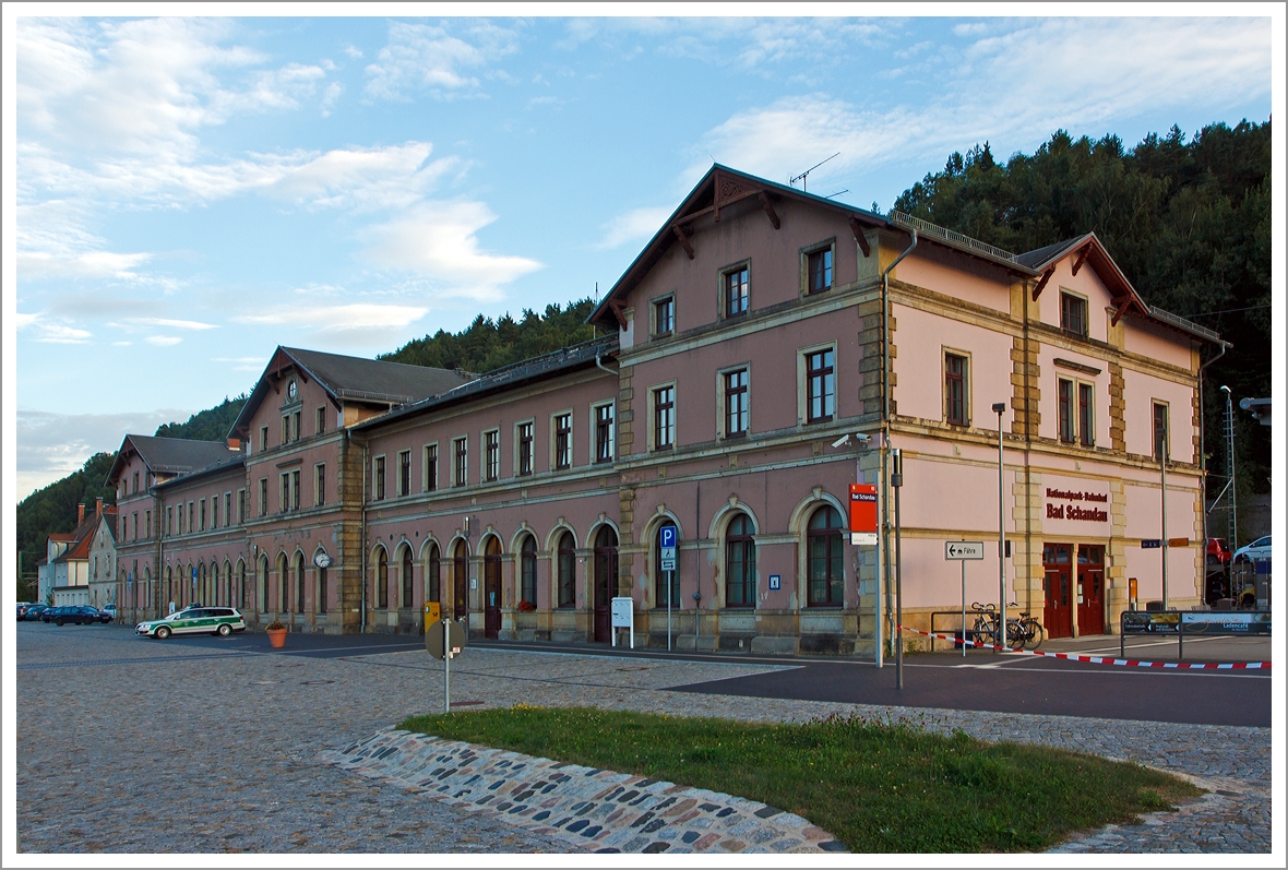 Das Empfangsgebäude und Vorplatz vom Bahnhof Bad Schandau am 26.08.23013. 

Der Bahnhof Bad Schandau ist ein lokaler Bahnknotenpunkt in Bad Schandau in Sachsen. Der Bahnhof liegt am linken Elbufer an der Bahnstrecke DěčínဓDresden-Neustadt, zudem endet die aus Bautzen kommende Bahnstrecke hier. Die Stadt befindet sich auf der rechten Elbseite, eine Fähre und eine Brücke stellen den Verkehr zwischen Bahnhof und Stadt sicher.

Bad Schandau ist Grenzbahnhof im internationalen Verkehr zwischen Deutschland und Tschechien. 