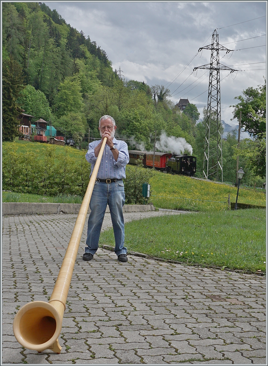 Das etwas andere Bild zur Saisoneröffnung der Blonay-Chamby Bahn: Während im Hintergrund die BFD HG 3/4 N° 3 mit ihrem Zug bei Chaulin in Richtung Blonay dampft, erklingen im Vordergrund herrliche Alphornklänge. 
(Der Alphornbläser ist mit der Veröffentlichung einverstanden) 

3. Mai 2025