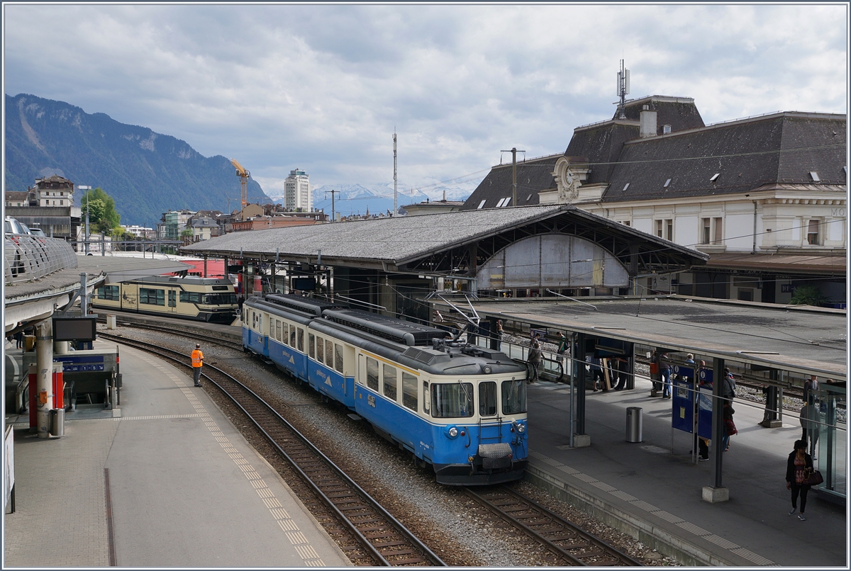 Das Fête des Vignerons 2019 ist Geschichte. Leider endet damit auch die Zeit der MOB ABDe 8/8, die als  eiserne Reserve  noch bis zum Fête des Vignerons vorgehalten wurde. Und leider ging auch mein Rechnung nicht auf, dass die ABDe 8/8 durch den starken Bedarf an ABeh 2/6 bei der CEV (die 600 Zusatzzüge fuhr) im Regionalverkehr Montreux- Chernex eingesetzt würden. Im Bild der ABDe 8/8 4004 FRIBOURG in Monteux. 

17. April 2017