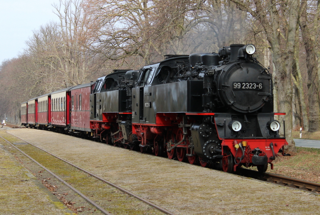 Das Fotoglück ging in die nächste Runde zum Geburtstag:99 2323-6+ 99 2322-8 mit MBB 14615 von  Ostseebad Kühlungsborn West nach Bad Doberan bei der Durchfahrt im Haltepunkt Rennbahn.24.03.2021