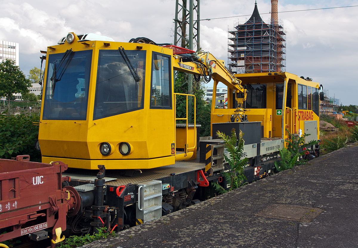 
Das Gleisarbeitsfahrzeug  99 80 9150 001-2 D-STRA der STRABAG Rail, ein Robel Bamowag 54.20, ist am 11.08.2014 beim Hauptbahnhof Wiesbaden angestellt. 

Der Bamowag 54.20 wurde 2010 von der ROBEL Bahnbaumaschinen GmbH in Freilassing unter der Fabriknummer 57.20-0003 gebaut. Das GAF hat in beiden Kabinen einen Fhrerstand, wobei Kabine mit dem TEREX Greifer sich auf einem Drehkranz befindet. 

Technische Daten (laut Anschriften): 
Spurweite: 1.435 mm 
Lnge ber Puffer: 14.400 mm 
Achsabstand: 9.000 mm 
Kleinster bef. Gleisradius: R 95 m 
Zul. Streckenklasse: C2/CM2 und hher 
Eigengewicht: 37.000 kg 
Nutzlast: 5 t Zul. 
Anhngelast: 100 t 
Hchstgeschwindigkeit: 100 km/h 
Zur Mitfahrt zugel. Personen: 5