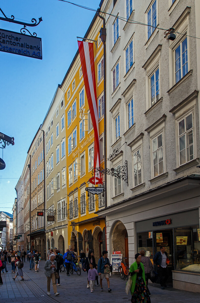 Das Hagenauerhaus in der Getreidegasse 9 in Salzburg am 12..09.2022.

Im dritten Obergeschoss wurde am 27. Jänner 1756 der weltweit bekannte Musiker und Komponist Wolfgang Amadeus Mozart geboren. Daher wird das Gebäude auch Mozarts Geburtshaus genannt und unter dieser Bezeichnung touristisch beworben.
