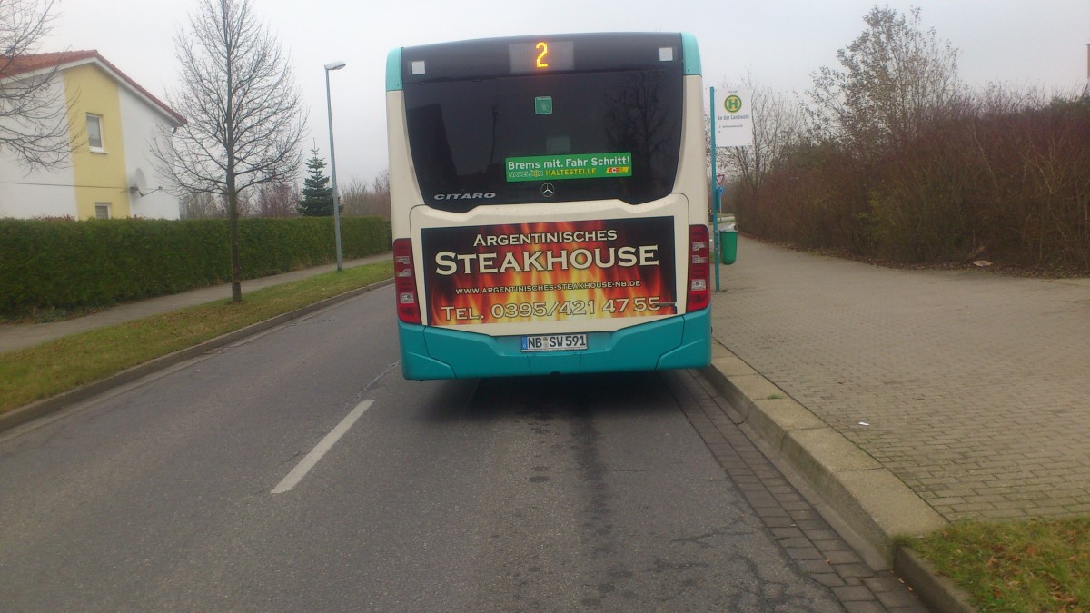 .....das Heck noch mit der Werbung des Citaro  der Stadtwerke NB SW 591
.....die er erst vor kurzen bekommen hat