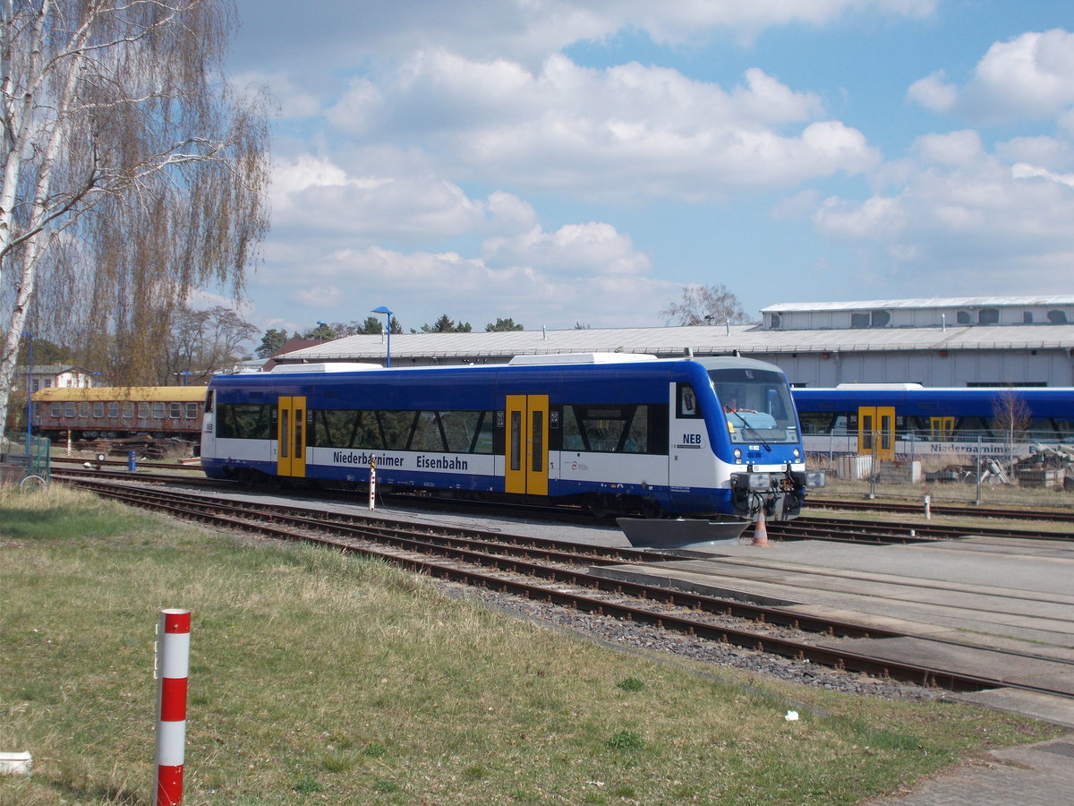 Das Heimatbw von der NEB in Basdorf,l��t sich auch ohne das Gel�nde zubetreten,gut fotografieren.So erwischte ich,am 08.April 2016,den ins Bw einfahrenden VT001.