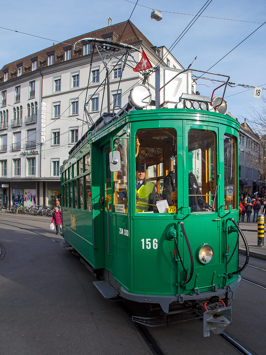 
Das historische Museumsfahrzeug, Baujahr 1920, der Motorwagen Be 2/2 156  zum Sod , ex BVB Rangierwagen Xe 2/2 2018, ex (Basler Strassen-Bahnen) BStB Be 2/2 156 erreicht am 29.12.2017 den Barfsserplatz (Basel).

Von diesen Wagen wurden 24 Stck (Nr.149 bis 172) zwischen 1919 und 1921 in zwei Serien von der Schweizerische Waggonfabrik Schlieren AB (SWS) gebaut und geliefert, wobei die elektrische Ausrstung von der Brown Boveri in Baden (BBC) zugeliefert wurde. Die Wagen waren weitgehend baugleich mit der Vorgngerserie aus dem Jahre 1914, aber 10cm breiter und 5 cm lnger. Die Motorwagen hatten wie ihre Vorgngerserie Magnetschienenbremsen sowie Quersitze mit umklappbaren Rckenlehnen. Die Wagen wurden im Laufe der Jahre kontinuierlich modernisiert. Alle Wagen erhielten um 1950 Broseksten und halbautomatische Kupplungen.

Bis 1966 war die Serie vollzhlig im Fahrplanverkehr eingesetzt. Die Wagen fuhren vorwiegend auf den Bruderholzlinien (5, 15, 16, 26), zuletzt auf den Linien 2 und 7. Die Wagen standen alle mehr als 50 Jahre lang im Einsatz!

Dieses Historische Museumsfahrzeug wurde 2010 durch die BVB-Werksttte ins  „Flair der Fnfziger“ zurckgebaut und restauriert. Der Wagen diente zuletzt (zwischen 1972 und 2009) der BVB als Dienstwagen.

TECHNISCHE DATEN:
Hersteller: Schweiz. Waggonfabrik Schlieren (SWS)
elektrische Ausrstung: Brown Boveri, Baden (BBC)
Inbetriebnahme  1920
Spurweite: 1.000 mm
Achsfolge:  A'A'
Lnge Kupplung:  9.480 mm
Breite: 2.200 mm
Hhe: 3.800 mm
Achsabstand: 2.800 mm
Treibraddurchmesser : 810 mm
Gewicht: 13.600 Kg (ursprnglich ca. 13 t) 
Sitz- / Stehpltze: 16 / 43
Hchstgeschwindigkeit: 30 Km/h
Motoren:  2 BBC GTM 3a  53 PS, ab ca. 1929 zwei GTM 3i  66 PS und ca. 1932 bis heute 2 GTM 132  74 PS
Bremsen: elektrische Widerstandsbremse; Zweikammer Druckluftbremse System Westinghouse; Handbremse (Kurbeln/Kettenzge); Magnetschienenbremse; Einrichtungen fr Anhnger-Solenoidbremsen sowie Sandstreuvorrichtungen