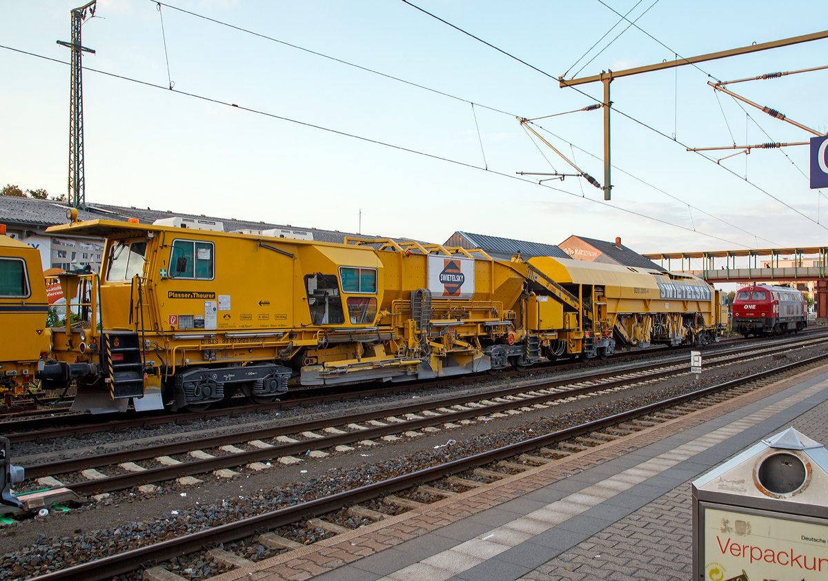 
Das Plasser & Theurer  Schotterbewirtschaftungssystem BDS 2000-4 (eine Schotterverteilmaschine), Schweres Nebenfahrzeug Nr. D-RTS 99 80 9125 002-2, der SWIETELSKY Baugesellschaft m.b.H., eigestellt über RTS Rail Transport Service GmbH, steht mit einer P&T Unimat 09-32/4 Dynamic am 23.09.2016 im Bahnhof Gießen.

Das BDS 2000-4 wurde 2011 von Plasser & Theurer  unter der Maschinen Nummer 913 gebaut und an SWIETELSKY geliefert.

Das BDS 2000 bietet die Möglichkeit von Schottermanagement mit höchster Kapazität. Die Ressource Schotter wird damit wirtschaftlich verwendet. Die Maschine ist in ihrer Leistung auf kontinuierlich arbeitende Stopfmaschinen abgestimmt.

Zum Erreichen der nötigen Hebewerte bei Instandhaltungsarbeiten muss bei jeder Schwelle die passende Schottermenge vorhanden sein. Mit dem BDS 2000-4 kann vorhandener oder vorgelagerter Schotter genutzt und bei Bedarf gezielt verlagert werden.

Das BDS (Ballast Distribution System) nutzt vorhandene Ressourcen auf einzigartige Weise. Im Zuge des Schotterplanierens nimmt es überschüssigen Schotter auf und speichert diesen. Bei Schottermangel wird der gespeicherte Schotter über Verteilschächte sowie zwei schwenkbare Förderbänder im Gleis verteilt. Im Rahmen der Durcharbeitung kann dadurch der Neuschotterbedarf um bis zu 60 % reduziert werden. 

TECHNISCHE DATEN:
Spurweite: 1.435 mm (Normalspur)
Achsanzahl: 8 in 4 Drehgestellen
Länge über Puffer: 40.700 mm
Drehzapfenabstände: 11.500 / 7.050 / 14.500 mm
Achsabstand im Drehgestell: 1.800 m	
Eigengewicht: 130,3 t
Zuladung: 40 t
Antriebsleistung: 480 kW	
Höchstgeschwindigkeit Eigenfahrt und geschleppt: 100 km/h
Min. Kurvenradius: 150 m
Zul. Streckklasse: C2 oder höher
Zur Mitfahrt zugel. Personen: 6
