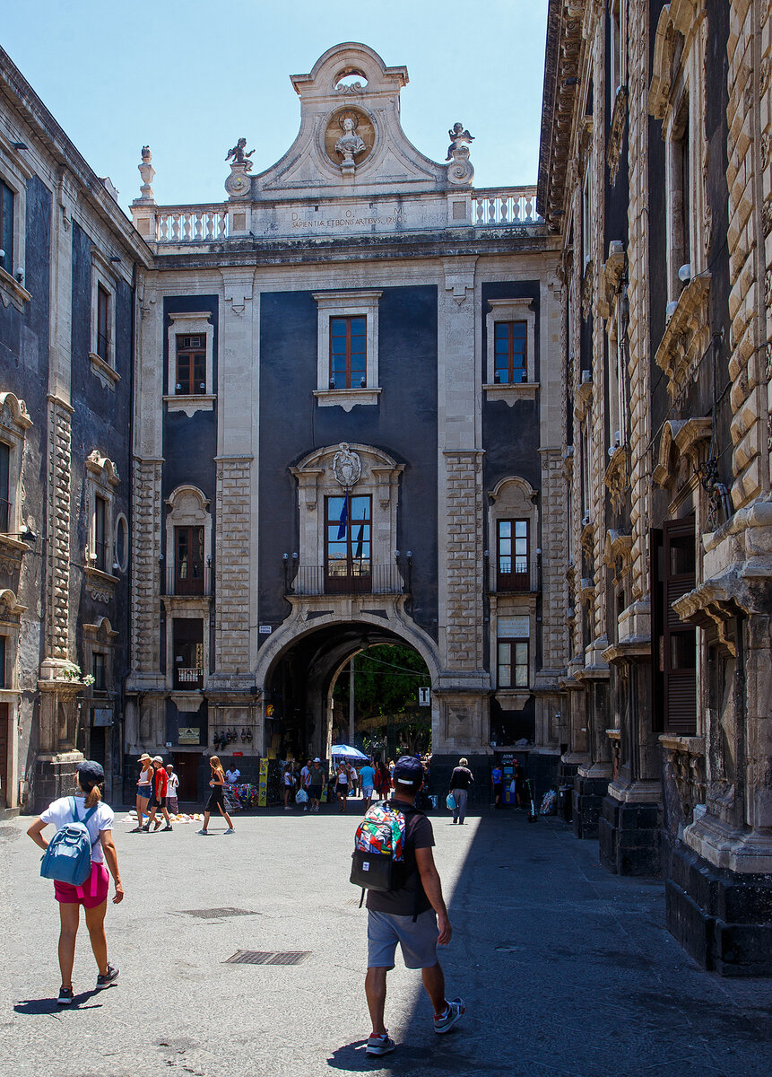 Das Porta Uzeda in Catania von der Piazza del Duomo aus gesehen, hier am 17.07.2022.

Die Porta Uzeda verbindet die Piazza Duomo mit der Via Dusmet im Herzen des Catania aus dem 18. Jahrhundert. Das Uzeda-Tor der südliche Ausgang des Domplatzes.
