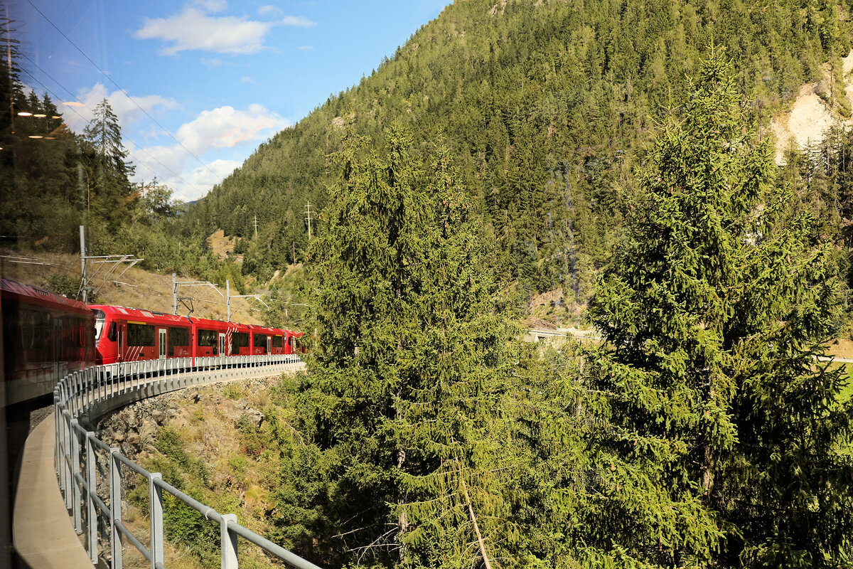 Das Problem der fixen Fenster bei der MGB. Einfahrt in die Kipfenschlucht, aus einem dreiteiligen Orion-Zug (306-308-302) auf Talfahrt. Wieder mussten sehr extensive Korrekturen vorgenommen werden, um die Spiegelungen und anderen Störfaktoren mittels Klonen, Bildfehlerbearbeitung und Farbanpassungen möglichst zu eliminieren. Ohne dass das Resultat - auch wegen des unmöglichen Aufnahmewinkels - wirklich befriedigt. 30.August 2025 