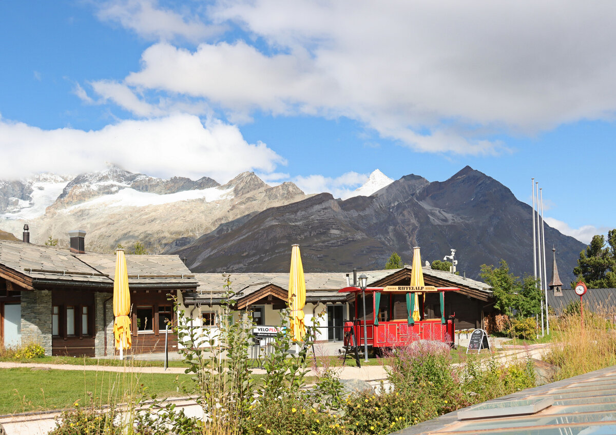 Das Riffelalp-Tram, Wagen Nr. 1, in der Schleife vor dem Hotel. Mit Blick diesmal nicht zum Matterhorn, sondern in die andere Richtung nach Norden. 18.September 2024 