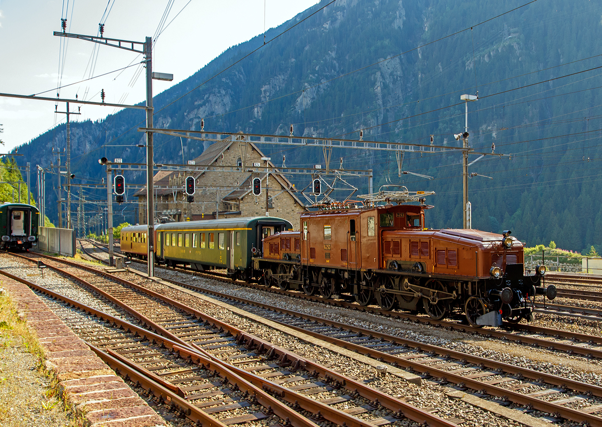 
Das SBB Gotthard Krokodil Ce 6/8 II 14253 (eigentlich Be 6/8 II 13253) der SBB Historic am 02.08.2019 mit einem Sonderzug bei einer Scheinanfahrt im Bahnhof Göschenen. Leider hier etwas im Gegenlicht.