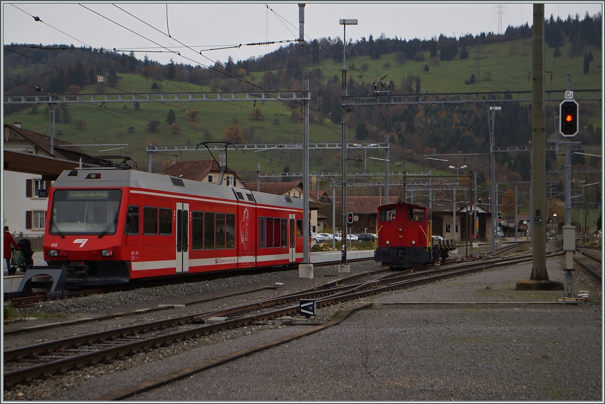 Das Schmalspur- und Noramlspurbahnnetz der CJ berhren sich nicht, trotzdem sind hier in Glovelier ein Schmalspur GTW und der Normalspur Tm 232 182-7 der CJ zu sehen. 
17. Nov. 2014