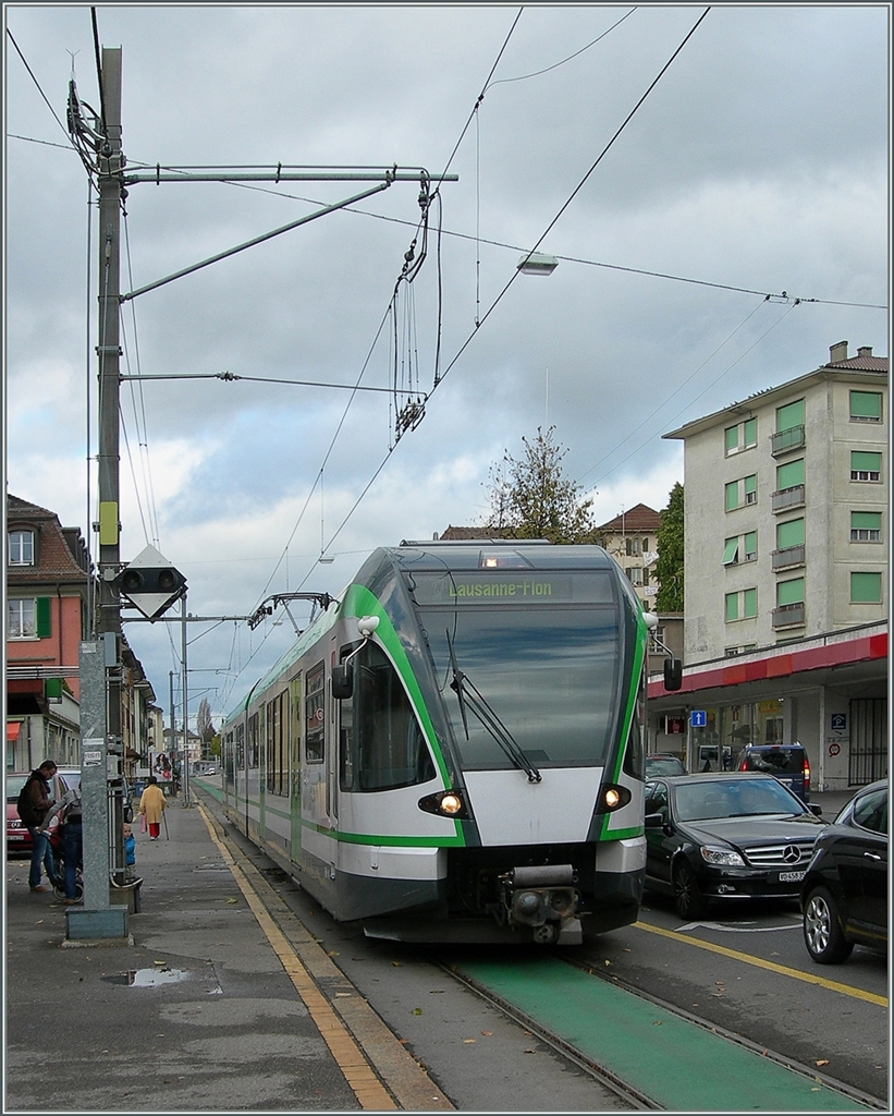 Das in der Strasse verlegte Trasse der LEB in Lausanne ist leider immer wieder  Schauplatz von Zwischenfällen. Zur Zeit wird nach einer Lösung geuscht, um die Situation zu entschärfen. Immerhin fahren im werktäglichen Viertelstundentakt hier acht Züge pro Stunde durch.
6. Nov. 2013
