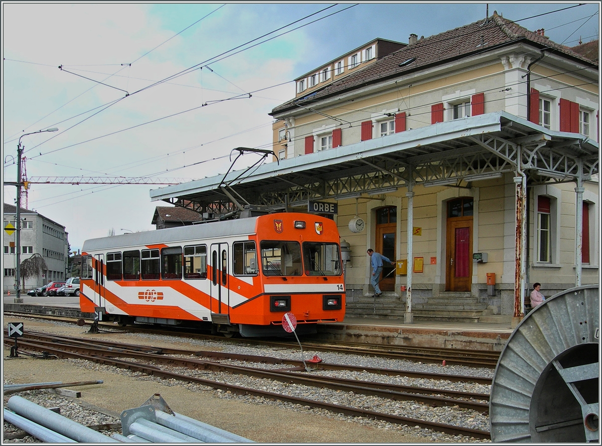 Das Streckenende der kurzen O-C in Orbe.
Der Be 2/2 14 wartet mit wenig Erflog auf Fahrgäste. 
26. April 2006