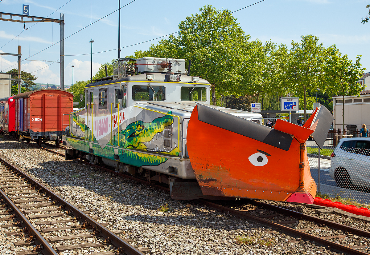 
Das Travys-Krokodil Ge 4/4 - 21 mit angesetztem Schneepflug ist am 18.05.2018 beim Bahnhof Yverdon-les-Bains abgestellt.

Dieser  Einzelgänger wurde 1950 von der Werkstätte der YSteC gebaut, Zulieferer waren  SIG und BBC. Ungewöhnlich sind auch die Normalspurpuffer und der Hacken, so kann die Lok den Verschub von Normalspur Güterwagen vornehmen. Bei einem Neuanstrich hat die Lok einen zu ihrem Über Namen passende Lackierung erhalten.

TECHNISCHE DATEN:
Spurweite: 1.000 mm
Achsfolge: Bo' Bo'
Länge über Puffer: 12.875 mm
Drehzapfenabstand: 7.200 mm
Höhe: 3.985 mm
Breit: 2.680 mm
Dienstgewicht: 41 t
Höchstgeschwindigkeit: 55 km/h
Leistung: 515 kW
Fahrleitungsspannung: 15.000 V, 16.7 Hz ~