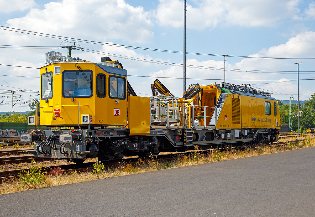 
Das Tunnelinspektionsfahrzeug TIF 705 102 (Schweres Nebenfahrzeug Nr.99 80 9 146 002-7 D-DB) ist am 07.07.2018 beim ICE-Bahnhof Montabaur abgestellt.

Das TIF 705 102 wurde 2016 von Plasser & Theurer in Linz (A) unter der Fabriknummer 6359 gebaut, und erstmals auf der InnoTrans 2016  in Berlin der Öffentlichkeit präsentiert. 

Diese TIF der BR 705.1, eine neue Generation von Instandhaltungsfahrzeugen der DB Netz AG die von Plasser & Theurer entwickelt und gebaut werden, sie werden auch als Multifunktionales Instandhaltungsfahrzeug (MISS) bezeichnet. Grundgedanke für diese Fahrzeuge ist ein Einsatz über die verschiedenen Gewerke hinaus, dass heißt, dass die Fahrzeuge zum einen als herkömmliche Gleisarbeitsfahrzeuge, andererseits aber auch für die Tunnelinstandhaltung (TIF) und als Schneeräumfahrzeug Verwendung finden. Einige der Fahrzeuge werden auch mit ECTS ausgestattet, um auch Aufgaben der Streckeninstandhaltung auf der neuen Schnellfahrstrecken zu können. 
Das Tunnel-Inspektionsfahrzeug TIF verfügt über insgesamt drei Kräne deren Reichweite bis zu 14,5 m beträgt. Die geräumige, elastisch gelagerte und schallisolierte Kabine hat ein begehbares Dach mit ausfahrbarem Geländer.
 
Technische Daten: 
Spurweite: 1.435 mm
Länge über Puffer:  23.000 mm  
Drehzapfenabstand:  15.400 mm  
Achsstand im Drehgestell: 2.500 mm  
Lauf- und Treibraddurchmesser: 920 mm
Eigengewicht:  76,5 t
Nutzlast: 1,5 t
Bremse  KB C-KE-PR-H mZ (D) 130 t P 80 t
Höchstgeschwindigkeit  140 km/h 
Anhängelast: 50 t 
Zur Mitfahrt zugel. Personenanzahl: 10 
Kleinster befahrbarer Gleisbogen: R=150m
Zul. Streckenkasse: C2 oder höher
Sonstiges: Einsatz auf Steilstrecken genehmigt