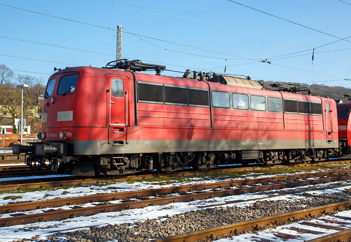 
Das verstehe wer will....
Man hat eigentlich zu wenige Loks,  verkauft 200 Lok und mietet oder least sie wieder.

Hier ist am 18.02.2018 die an die DB Cargo AG vermietete Railpool 151 155-9 (91 80 6151 155-9 D-Rpool), ex DB Cargo 151 155-9, in Kreuztal abgestellt.

HINTERGRUND (Wie Fachmagazinen in der Branche zu lesen):
Danach wurden je 100 sechsachsige elektrische Altbau-Lokomotiven der Baureihen 151 und 155 an ein Konsortium aus dem Lokvermieter Railpool (Tochter des US-Investors Oaktree) und dem japanischen Industriekonzern Toshiba verkauft. Die Mehrheit wird Railpool halten. DB Cargo beabsichtigt, 100 Loks von Railpool wieder zu mieten. Die anderen Maschinen werden dem freien Markt angeboten. 

Der Verkauf der alten Fahrzeuge soll die Verschuldung der DB-Gterbahntochter kurzfristig verringern. Die Hhe des Verkaufspreises ist nicht bekannt. Frheren Medienberichten zufolge, sollte dieser jedoch bei ca. 70 Millionen Euro liegen.

Zudem haben die DB Cargo und Toshiba eine  Technologiepartnerschaft abgeschlossen:
DB Cargo hat mit Toshiba, einem der fhrenden asiatischen Lieferanten im Bereich der Schienenfahrzeugtechnik, eine Technologiekooperation geschlossen. Diese beinhaltet eine Machbarkeitsstudie fr die gemeinsame Entwicklung und den anschlieenden Erwerb von zunchst 100 neuen Hybrid-Lokomotiven durch DB Cargo. Die Hybridfahrzeuge werden als Nahbereichs-Lokomotiven eingesetzt und ermglichen neben einem deutlich geringeren Dieselverbrauch und niedrigeren Instandhaltungskosten eine hhere durchschnittliche Flottenverfgbarkeit. Erste Testfahrzeuge werden voraussichtlich Ende 2019 zur Verfgung stehen. ber den Kaufpreis wurde Stillschweigen vereinbart.          

Gleichzeitig ist Toshiba Mitglied eines Partnerkonsortiums unter Fhrung des Mnchner Lokvermieters Railpool (Tochter der Investunternehmen OAKTREE und GIC), welches ltere Gterlokomotiven der Baureihen 151 und 155 der DB Cargo AG in einen Fuhrpark bernimmt und anschlieend im Rahmen eines Kapazittsmietmodells anbietet. Dieser 200 Lokomotiven umfassende Fuhrpark gibt DB Cargo die Chance, je nach Auftragslage effizient Lokomotivkapazitten zu mieten.

„Ziel ist es, gemeinsam mit Toshiba den Lieferantenmarkt fr Gterlokomotiven und Komponenten weiterzuentwickeln. DB Cargo erhlt Zugang zu Zukunftstechnologien, die auf dem hiesigen Markt derzeit in der Form nicht verfgbar sind. Im Gegenzug untersttzen wir als grte europische Gterbahn Toshiba beim Markteintritt – eine klassische Win-Win-Situation“, so Jrgen Wilder, Vorstandsvorsitzender von DB Cargo (Quelle Handelsblatt).

Damit hat die Gterbahn auch erstmalig im Feld des Fahrzeugmanagements einen Markt fr Gebrauchsloks geschaffen, der es ermglicht, kurzfristig und flexibel Lokkapazitten anzumieten. Die Instandhaltung dieser Fahrzeuge liegt weiterhin bei der Deutschen Bahn.

Mit einem Durchschnittsalter von 40 Jahren hat die Rangierlokflotte von DB Cargo ihre maximale Nutzungsdauer bald erreicht. DB Cargo setzte daher schon frhzeitig auf innovative Hybridtechnologien, um den Ersatzbedarf zu decken und zudem frhzeitig eigene Kompetenzen in Instandhaltung und Wartung aufzubauen. Wobei es diese Entwicklungen ja bereits auf dem deutschen Markt, mit der BR 1001 und BR 1002 (Alstom H3 - Hybrid) gibt.

Durch den Rckzug vieler europischer Hersteller ist die Innovationskraft im Schienengterverkehr rcklufig und der Wettbewerb gering. Bisher ist es den asiatischen Technologiefhrern jedoch noch nicht gelungen, sich im europischen Markt zu etablieren. Das liegt vor allem an der fehlenden Erfahrung im Betrieb in Europa, den komplizierten Zulassungsverfahren und fehlenden Partnern. Diese Hrden will DB Cargo in Kooperation mit Toshiba berwinden, um den europischen Markt fr Schienenfahrzeugtechnik zukunftsfhiger zu machen.
