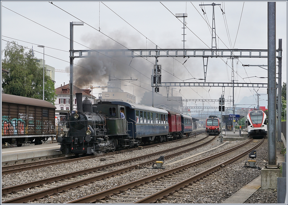 Das war knapp, der Flirt im Hintergrund scheint zwei noch recht weit zu sein, ist aber sehr spurtstark, so dass ich fürchtet, er fahre mir mein Motiv zu: die ST E 3/3 N° 5 mit ihrem Dampfzug nach Triengen bei der Ausfahrt in Sursee.

24. Juni 2018