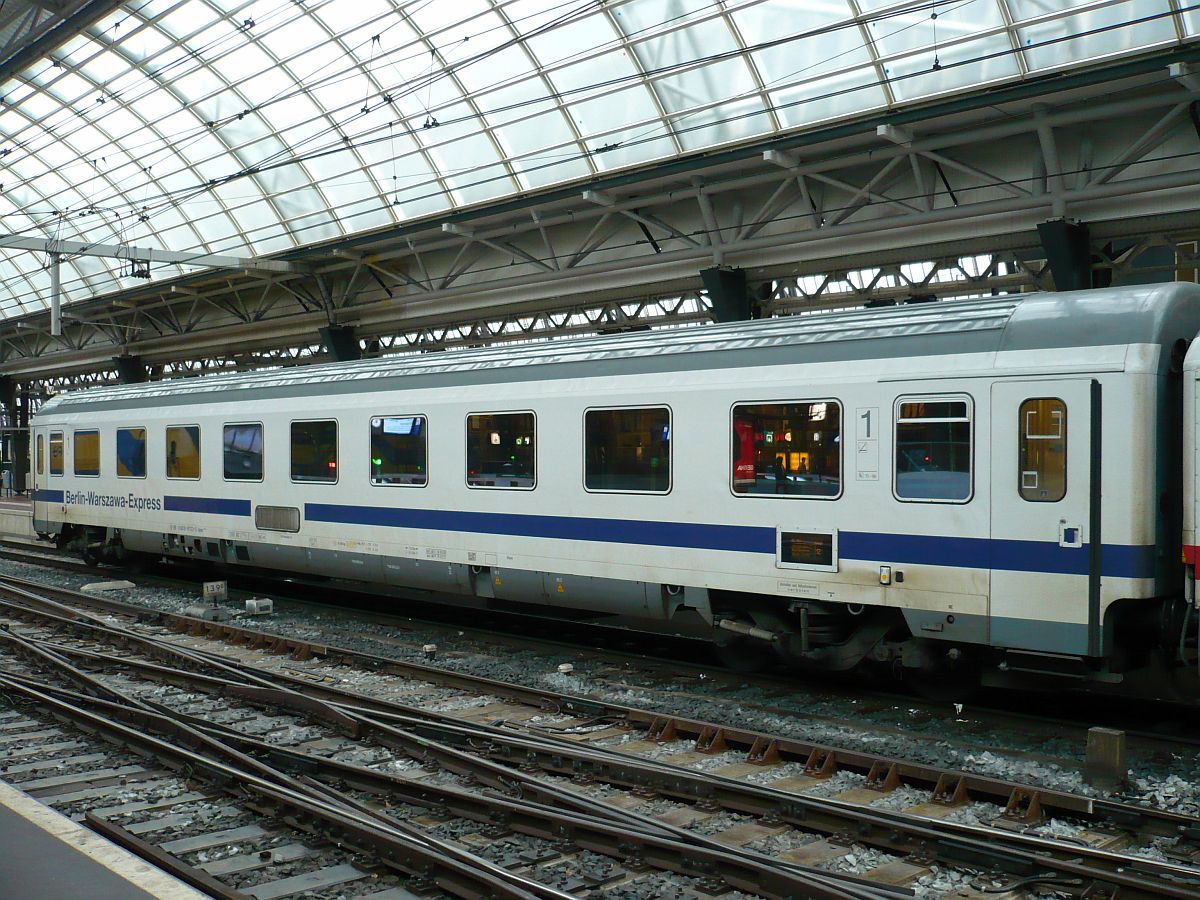 DB 1. Klasse Intercitywagen Avmz 108.5 mit Nummer 61 80 19-91 723-5 und Aufschrift  Berlin-Warszawa-Express  in IC 145 nach Berlin. Gleis 10b Amsterdam CS 17-12-2014.

DB 1e klasse intercityrijtuig Avmz 108.5 met nummer 61 80 19-91 723-5 en opschrift  Berlin-Warszawa-Express  in trein IC 145 naar Berlijn op spoor 10b Amsterdam CS 17-12-2014.