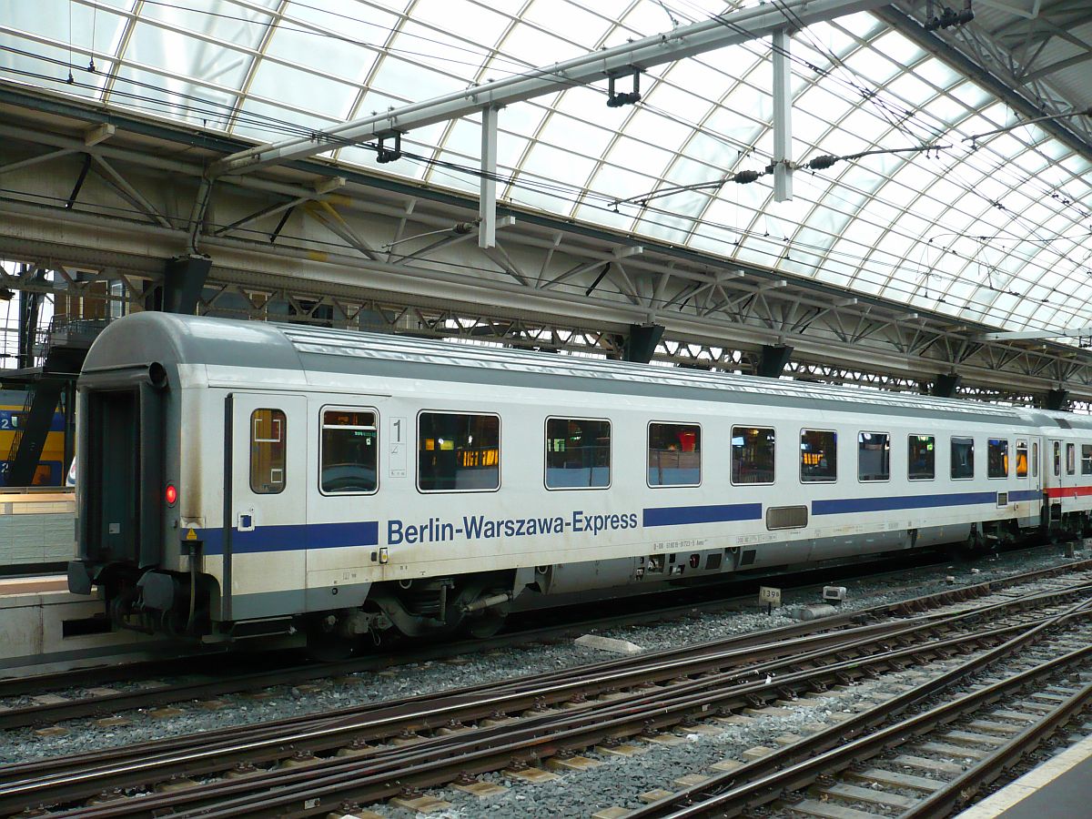 DB 1. Klasse Intercitywagen Avmz 108.5 mit Nummer 61 80 19-91 723-5 und Aufschrift  Berlin-Warszawa-Express  in IC 145 nach Berlin. Gleis 10b Amsterdam CS 17-12-2014.

DB 1e klasse intercityrijtuig Avmz 108.5 met nummer 61 80 19-91 723-5 en opschrift  Berlin-Warszawa-Express  in trein IC 145 naar Berlijn op spoor 10b Amsterdam CS 17-12-2014.