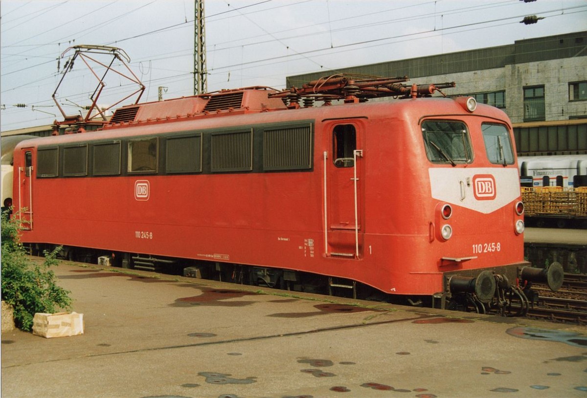 DB 110 245-8 Essen Hbf 12-06-1992. Scan und Bild: Hans van der Sluis