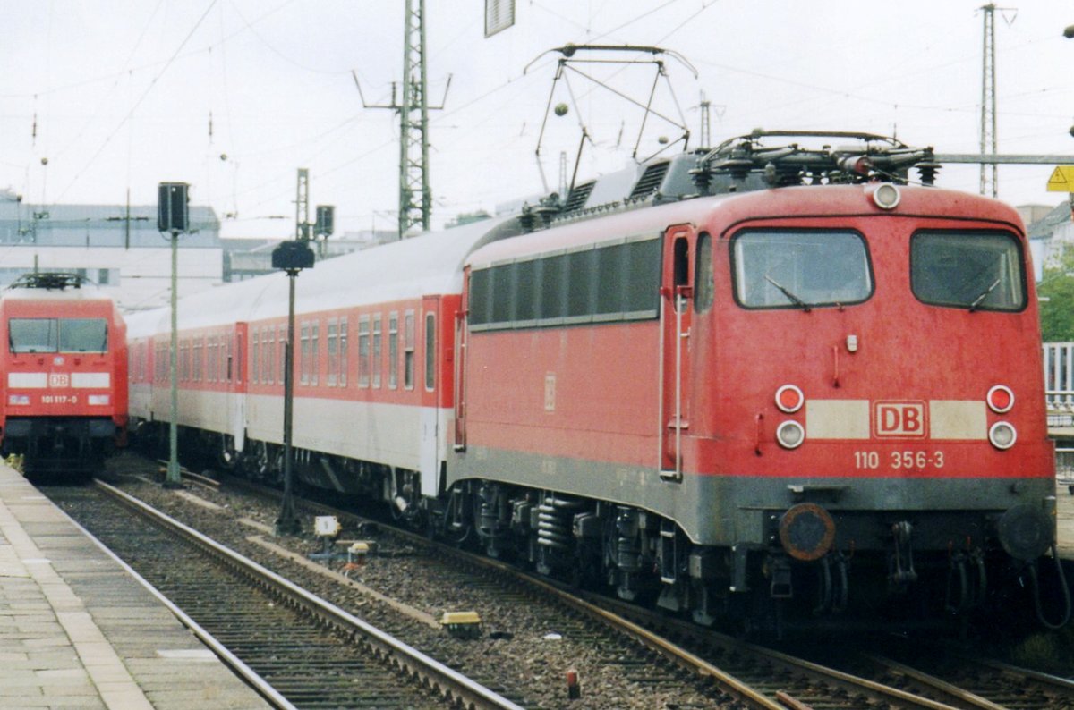 DB 110 356 steht mit ein Nachtzug am 24 Mai 2004 in Hamburg-Altona.