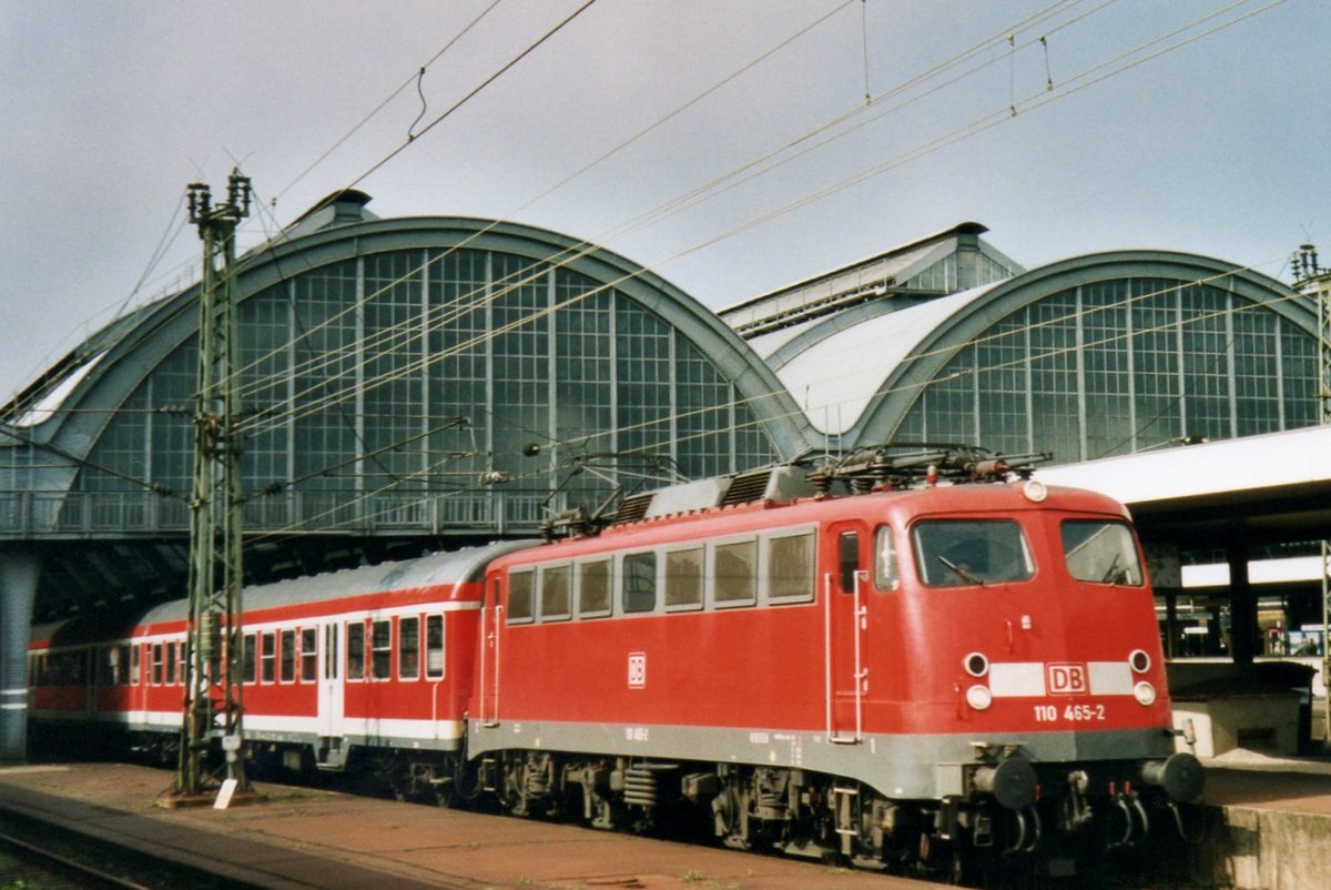 DB 110 465 steht am 2 Oktober 2000 in Karlsruhe Hbf. 