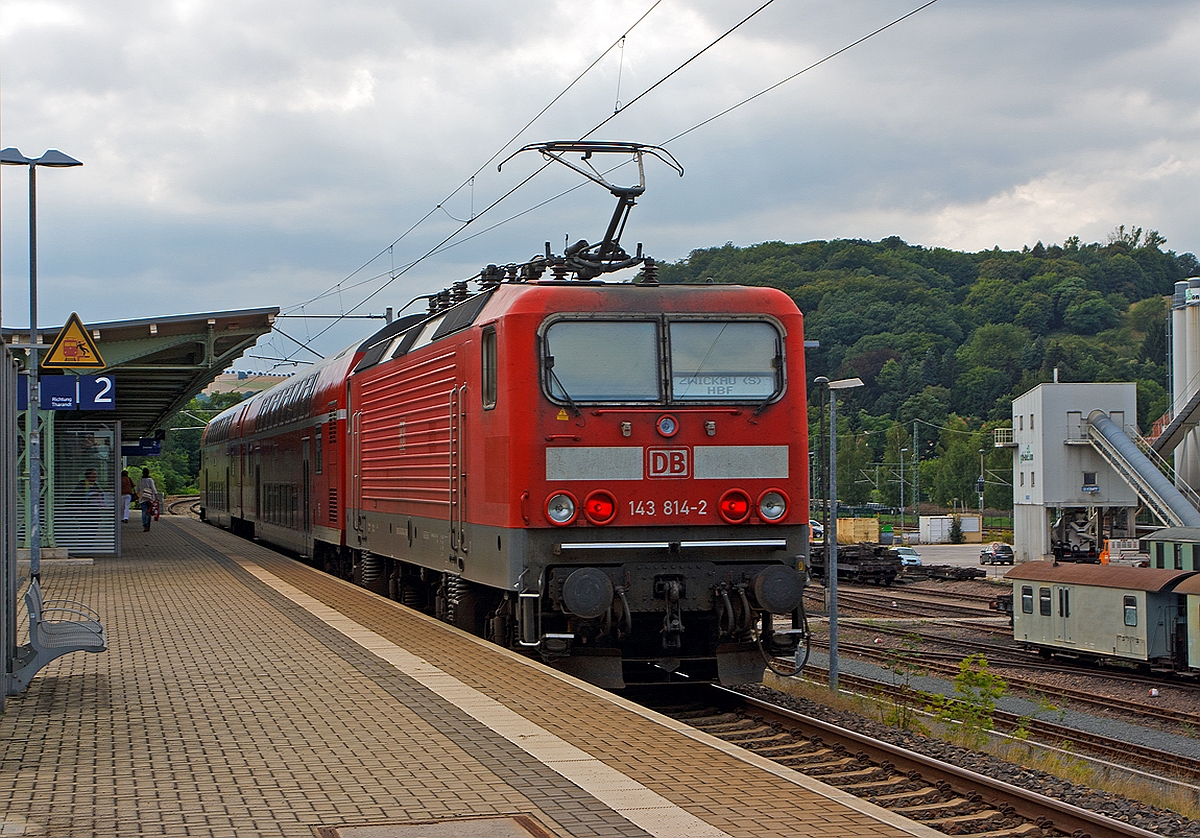 
DB 143 814-2 (ex DR 243 814-1) mit der RB 30 (Dresden Hbf - Chemnitz Hbf - Zwickau Hbf ) am 26.08.2013 beim Halt im Bahnhof Freital-Hainsberg  (Sachsen). 

Unten ist der Schmalspurbahnhof der Weißeritztalbahn.

Die Lok wurde 1988 bei LEW (VEB Lokomotivbau Elektrotechnische Werke Hans Beimler Hennigsdorf) unter der Fabriknummer 20264 gebaut und als DR 243 814-1 an die Deutsche Reichsbahn geliefert, 1992 erfolgte die Umzeichnung in DR 143 814-1 und zum 01.01.1994 in DB 143 814-1. 
 
Die Lok trägt seit 2007 die NVR-Nummer 91 80 6143 814-2 D-DB und die EBA-Nummer EBA 01C17A 814.
