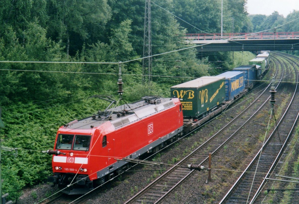 DB 185 068 passiert Duisburg-Kaiserberg am 14 Mai 2005. 