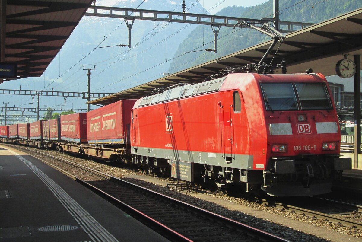 DB 185 100 schiebt am 6 Juni 2015 der Winner-KLV aus Erstfeld den Gotthardtunnel entgegen.