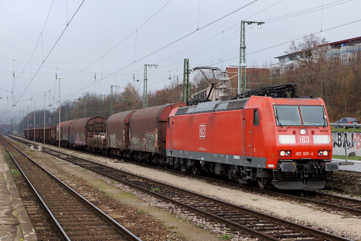 DB: 185 105-4 mit einem gemischten Kurzgüterzug bei der Durchfahrt Weil am Rhein am 27. November 2015.
Foto: Walter Ruetsch