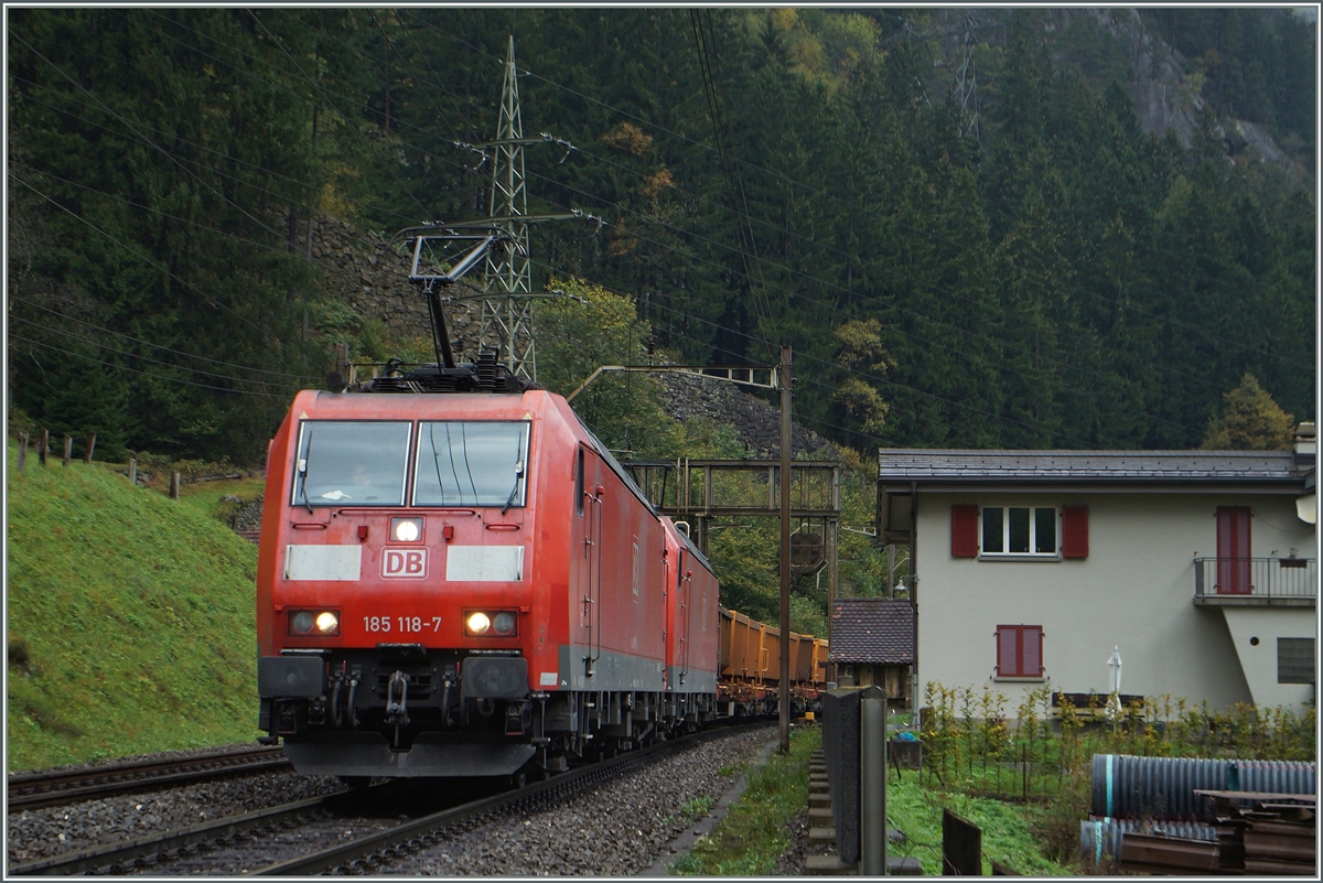 DB 185 118-7 mit einer Schwesterlok beim  Pfaffensprung  auf dem Weg Richtng Süden. 
10. Okt. 2014