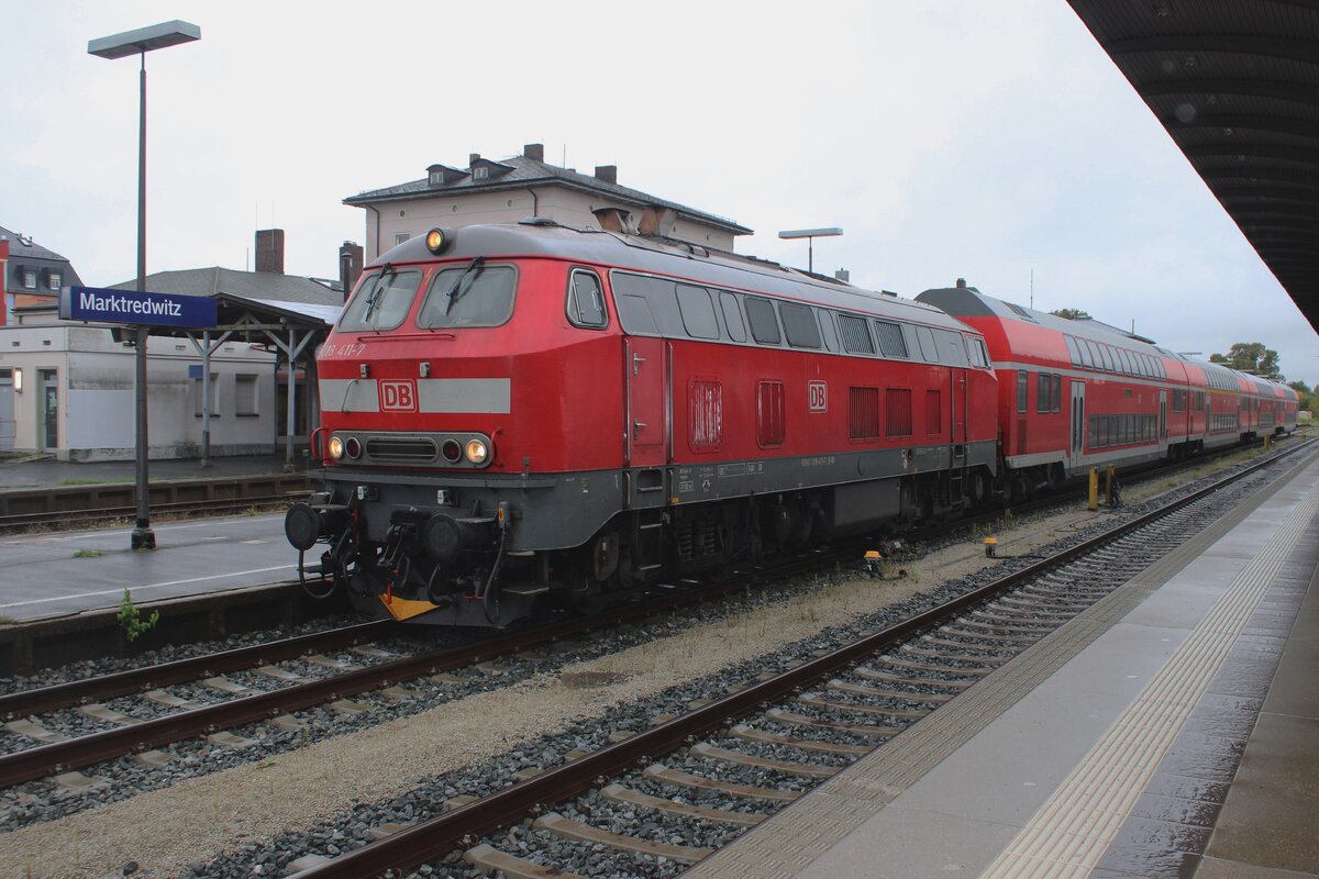 DB 218 411 steht am regnerischen Nachmittag von 24 September 2025 in Marktredwitz.