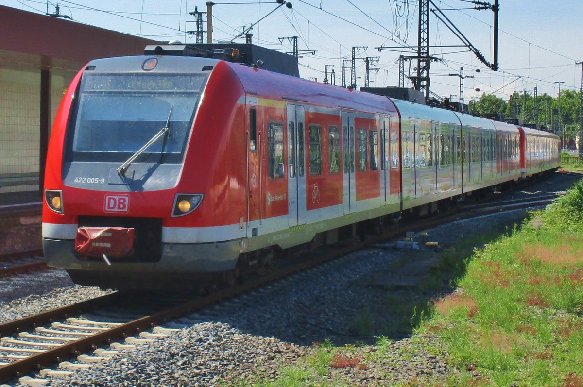 DB 422 009 trefft am 22 Mai 2017 in Dsseldorf Hbf ein.