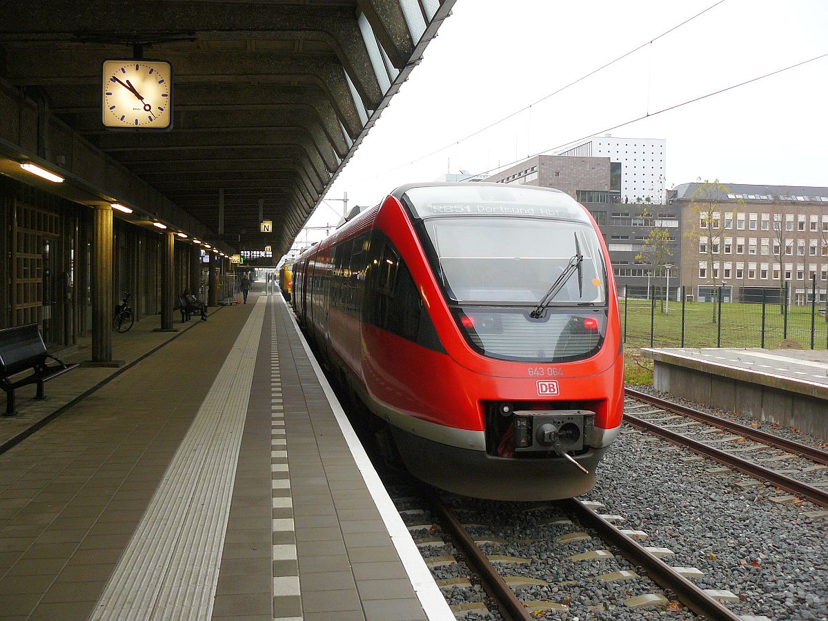 DB 643 064 als Nahverkehrszug aus Dortmund Hbf �ber Gronau auf Gleis 4 in Enschede, Niederlande 28-11-2013.

DB treinstel 643 064 als trein uit Dortmund Hbf via Gronau op spoor 4 in Enschede, Nederland 28-11-2013.