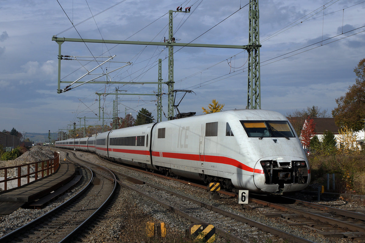 DB: Ab und zu gibt auch ein ICE I (bei den Bahnfreunden von Haltingen WEISSWURST genannt) ein interessantes Bahnbildmotiv her. Eigentlich wollte ich am 4. November 2016 mit dem Nachschuss des 401 082-3 den kurvenreichen Streckenabschnitt mit der neuen Lärmschutzwand im korrekten Licht dokumentieren. Die fehlenden Teile der Stirnfront waren dann noch eine überraschende nicht alltägliche Zugabe.
Foto: Walter Ruetsch 