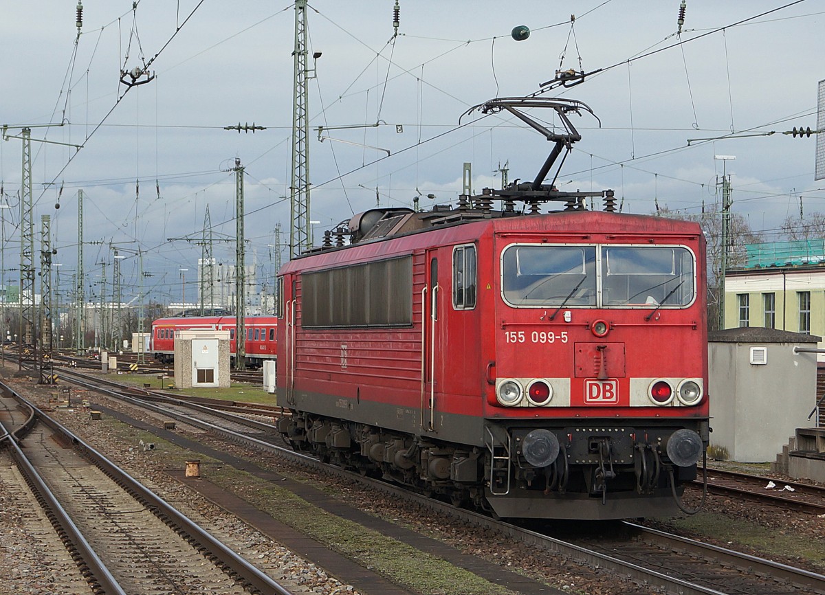 DB: Am 8. Januar 2015 konnte die 155 099-5 ex DDR bei der Durchfahrt auf dem Badischen Bahnhof Basel, wo sie nicht oft zu sehen ist, per Zufall fotografiert werden. Das nennt man Fotografenglück.
Foto: Walter Ruetsch