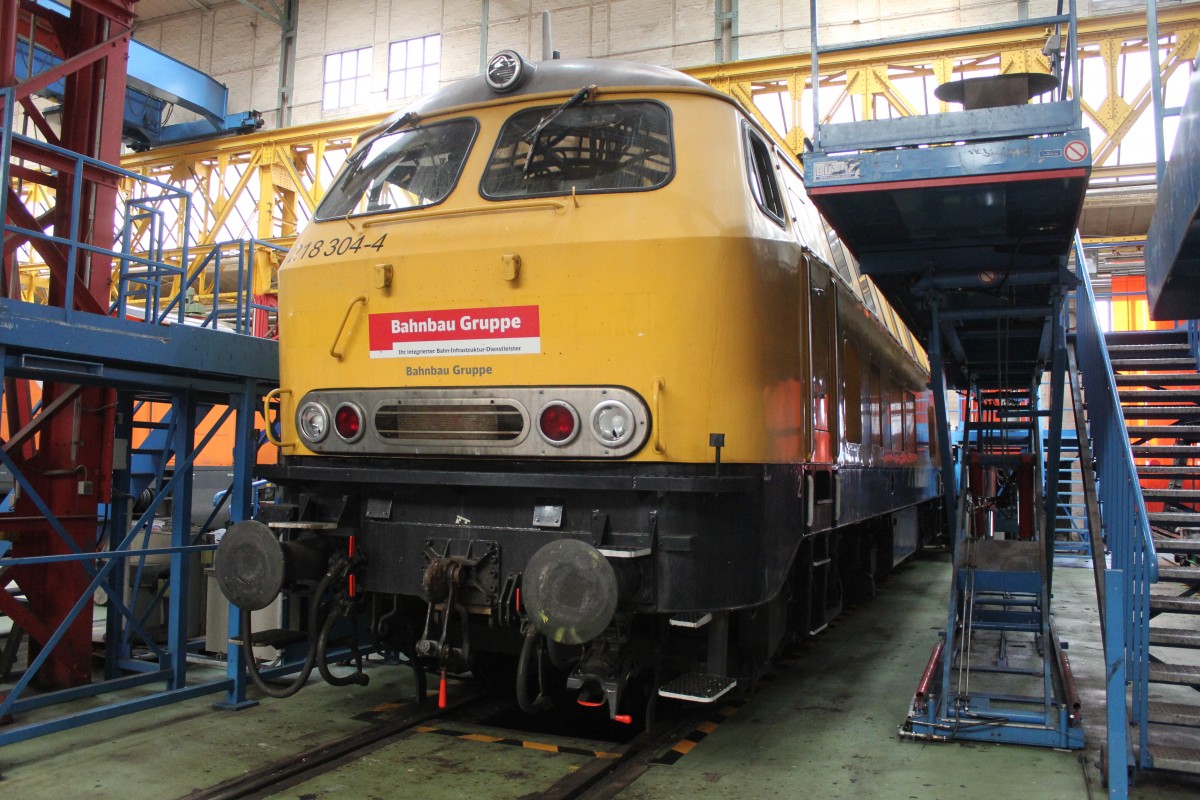 DB Bahnbau 218 304-4 war in der Betriebshalle de AW Bremen zu sehen am 14.06.2014