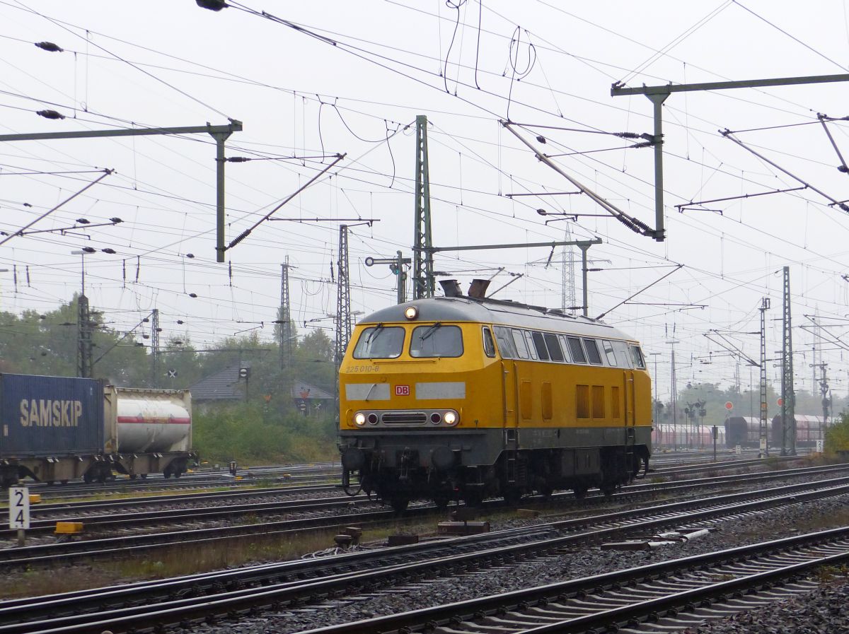 DB Bahnbau Diesellok 225 010-8 G�terbahnhof Oberhausen West 20-10-2016.

DB Bahnbau dieselloc 225 010-8 goederenstation Oberhausen West 20-10-2016.