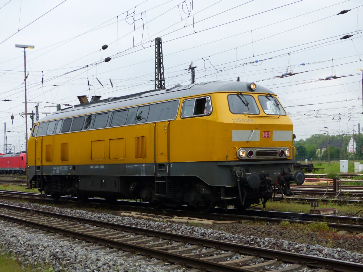 DB Bahnbau Diesellok 225 010-8 G�terbahnhof Oberhausen West 18-05-2017.

DB Bahnbau dieselloc 225 010-8 goederenstation Oberhausen West 18-05-2017.