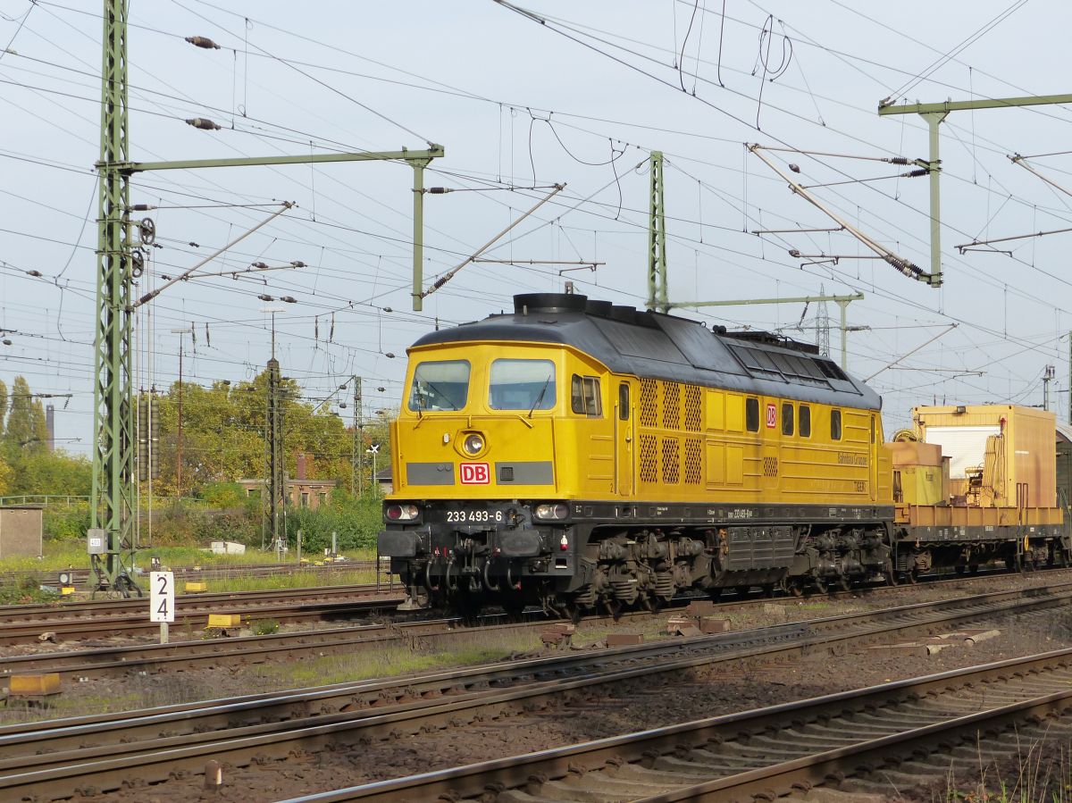 DB Bahnbau Gruppe Diesellok 232 493-6 G�terbahnhof Oberhausen West 30-10-2015.

DB Bahnbau Gruppe dieselloc 232 493-6 goederenstation Oberhausen West 30-10-2015.