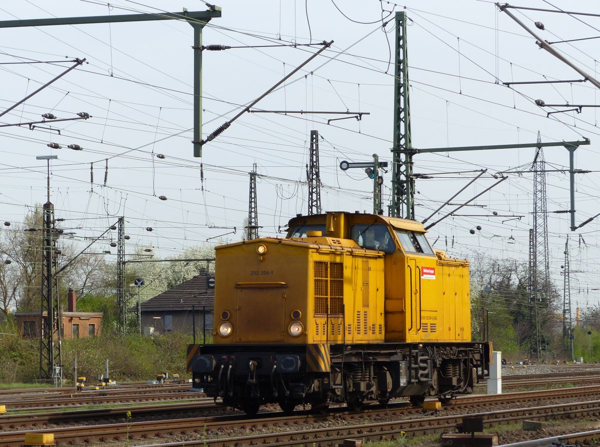 DB Bahnbau Gruppe Diesellok 35 (203 304-1) G�terbahnhof Oberhausen West 31-03-2017.

DB Bahnbau Gruppe dieselloc 35 (203 304-1) goederenstation Oberhausen West 31-03-2017.